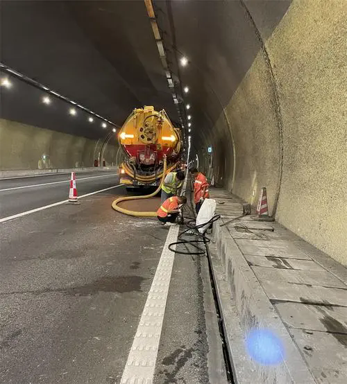 揭东隧道排水渠清淤